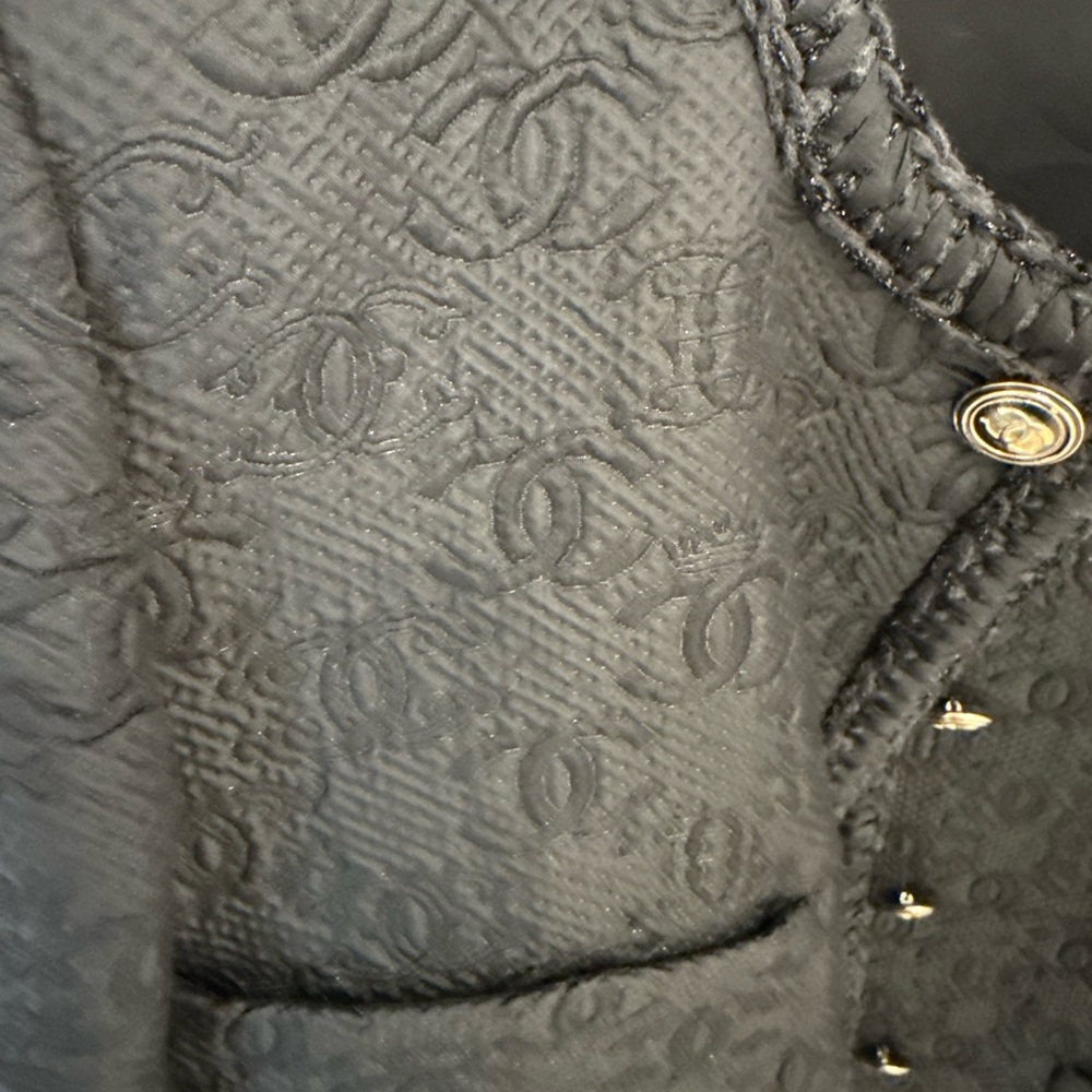 CHANEL Elegant Black Textured Classic RTW Blazer - Picture 3 of 6